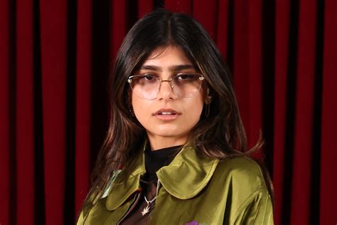 Mia Khalifa gives away intimate photos for OnlyFans subscribers